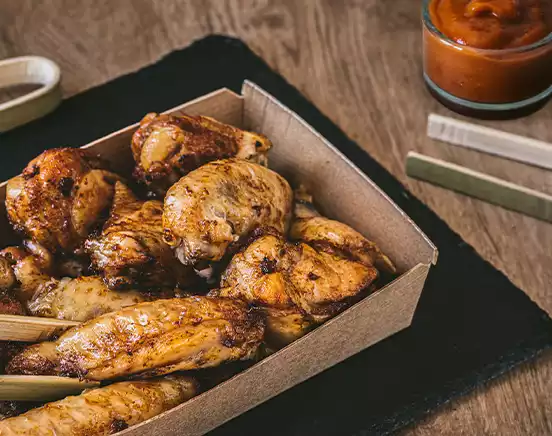 Ailes de poulet Barbecue, délicieusement aromatisées, en boîte à partager