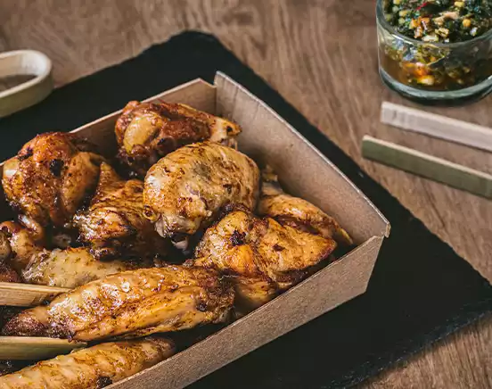 Ailes de poulet Chimichurri, aux saveurs inédites, en boîte à partager