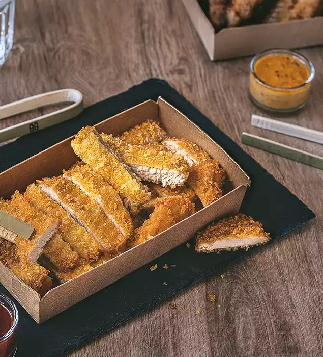 Filets de poulet panés, croustillants et savoureux, en boîte à partager