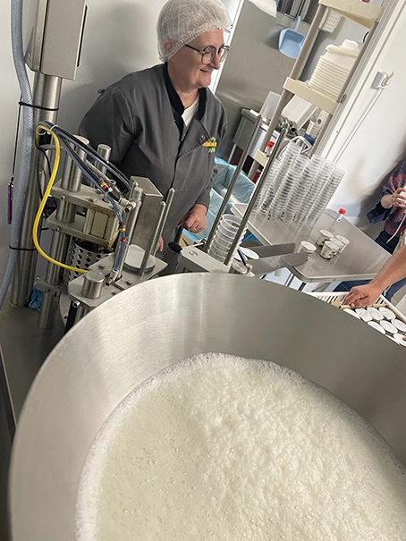 Anne en pleine fabrication du yaourt fermier Brut Butcher